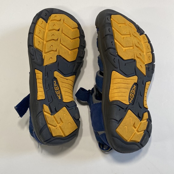 Children Size 4 Keen Sandals - Picture 2 of 4